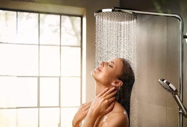 Tắm bằng vòi sen tăng áp sẽ giúp cho bạn thư giãn và xả stress