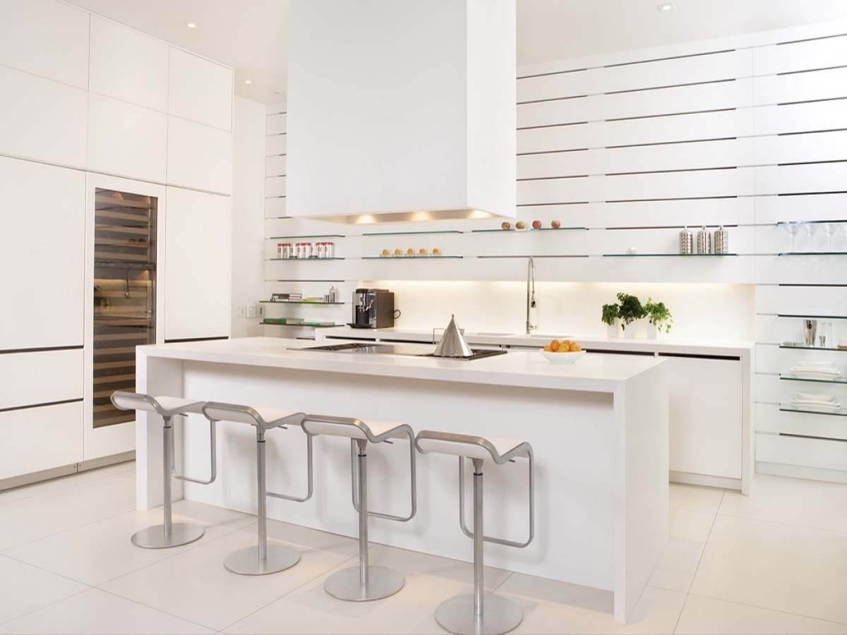 Mẫu nhà bếp đẹp màu trắng sáng tạo cảm giác rộng rãi thông thoáng