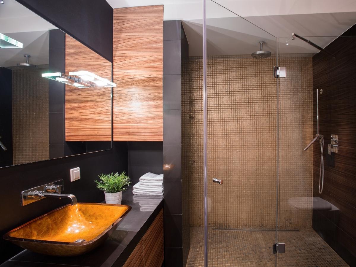Mẫu thiết kế phòng tắm hiện đại với tông màu nâu trầm