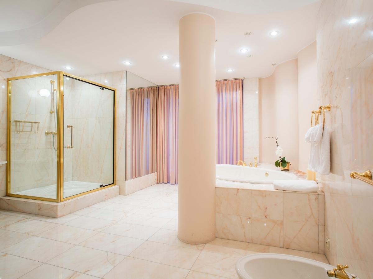 Mẫu thiết kế phòng tắm đẹp trang trí bằng gam màu pastel