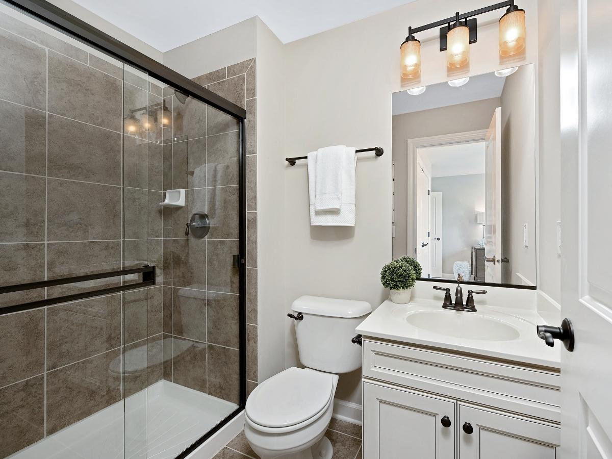 Mẫu phòng tắm nhỏ hiện đại được trang bị hệ thống ánh sáng phù hợp