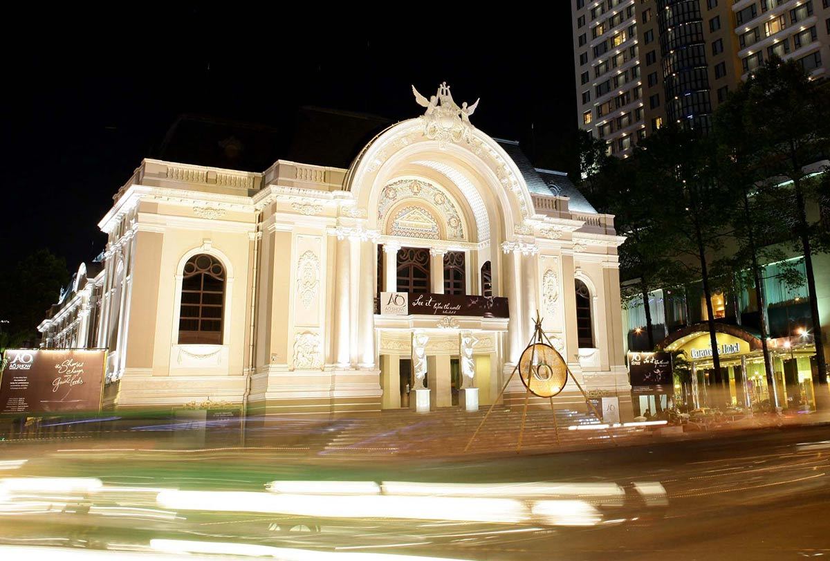 Khung cảnh nhà hát lớn Sài Gòn về đêm có đèn led bao quanh
