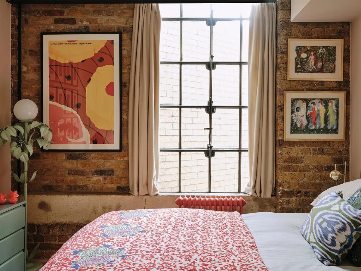 Trào lưu decor phòng ngủ nhỏ bằng tranh nghệ thuật giúp chủ nhân căn phòng thỏa sức sáng tạo theo sở thích cá nhân