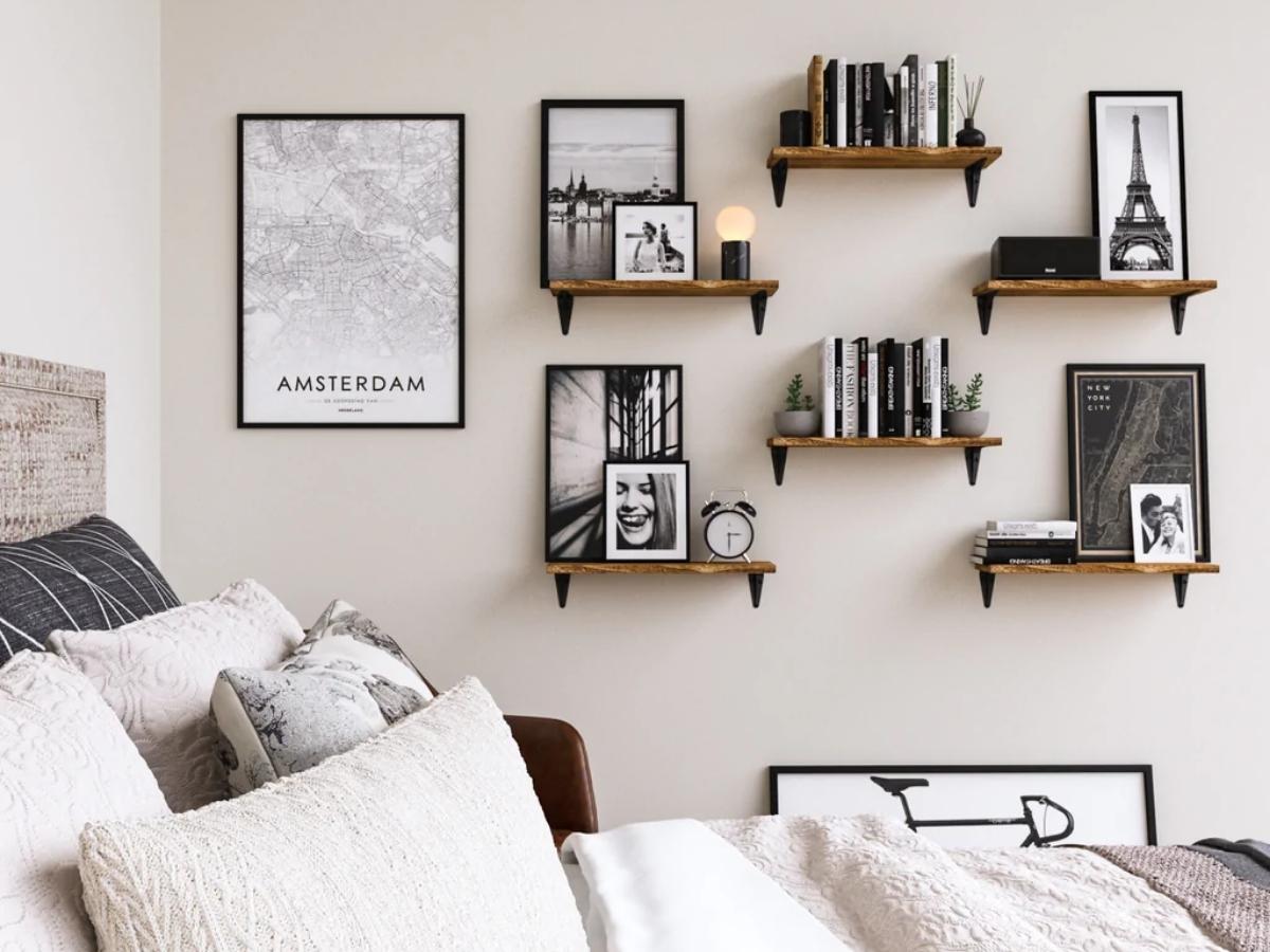 Bạn có thể tận dụng những chiếc kệ treo tường để tô điểm cho không gian nghỉ ngơi của mình