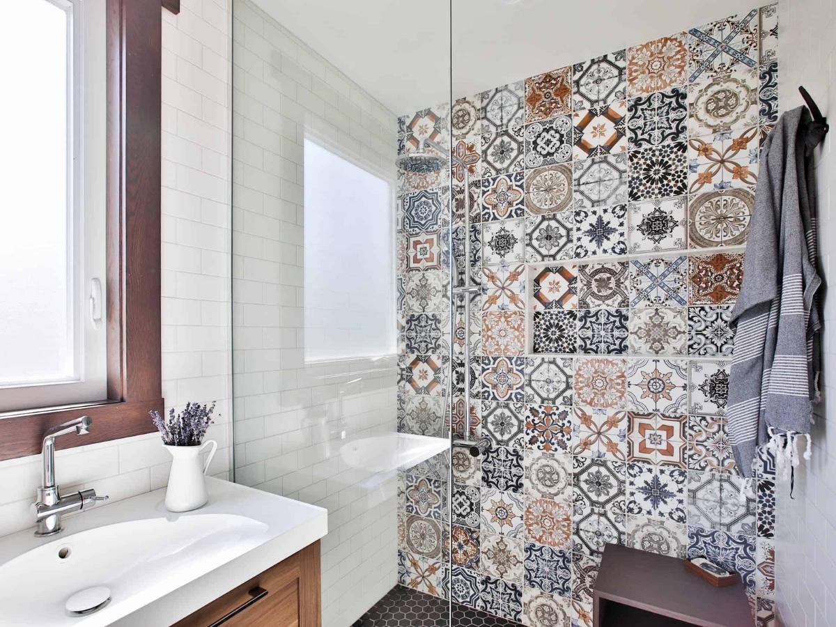 Ý tưởng trang trí phòng tắm độc đáo bằng gạch lát tường