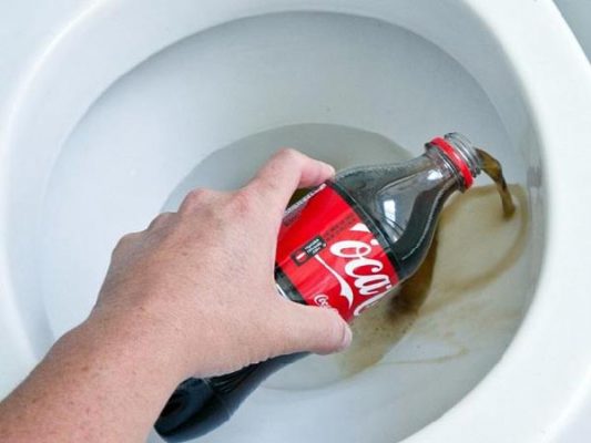 Tẩy trắng bồn cầu với Coca Cola