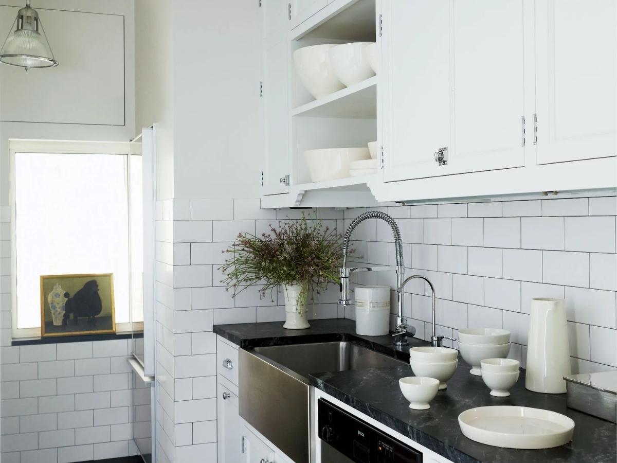 Mặt kệ tủ bếp bằng đá luôn xuất hiện ở những căn bếp thiết kế theo phong cách tân cổ điển