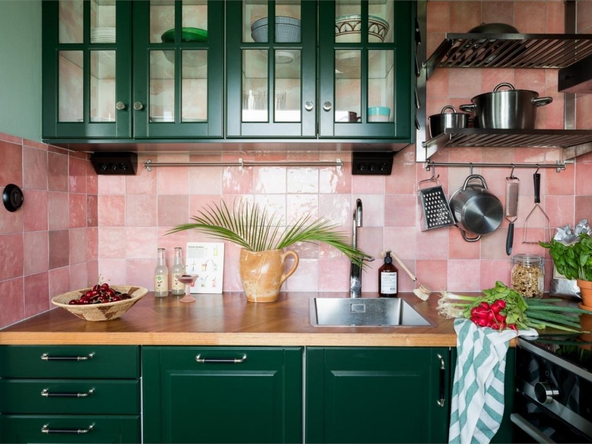 Sự mới lạ về màu sắc và chất liệu giúp căn bếp trở nên vô cùng nổi bật