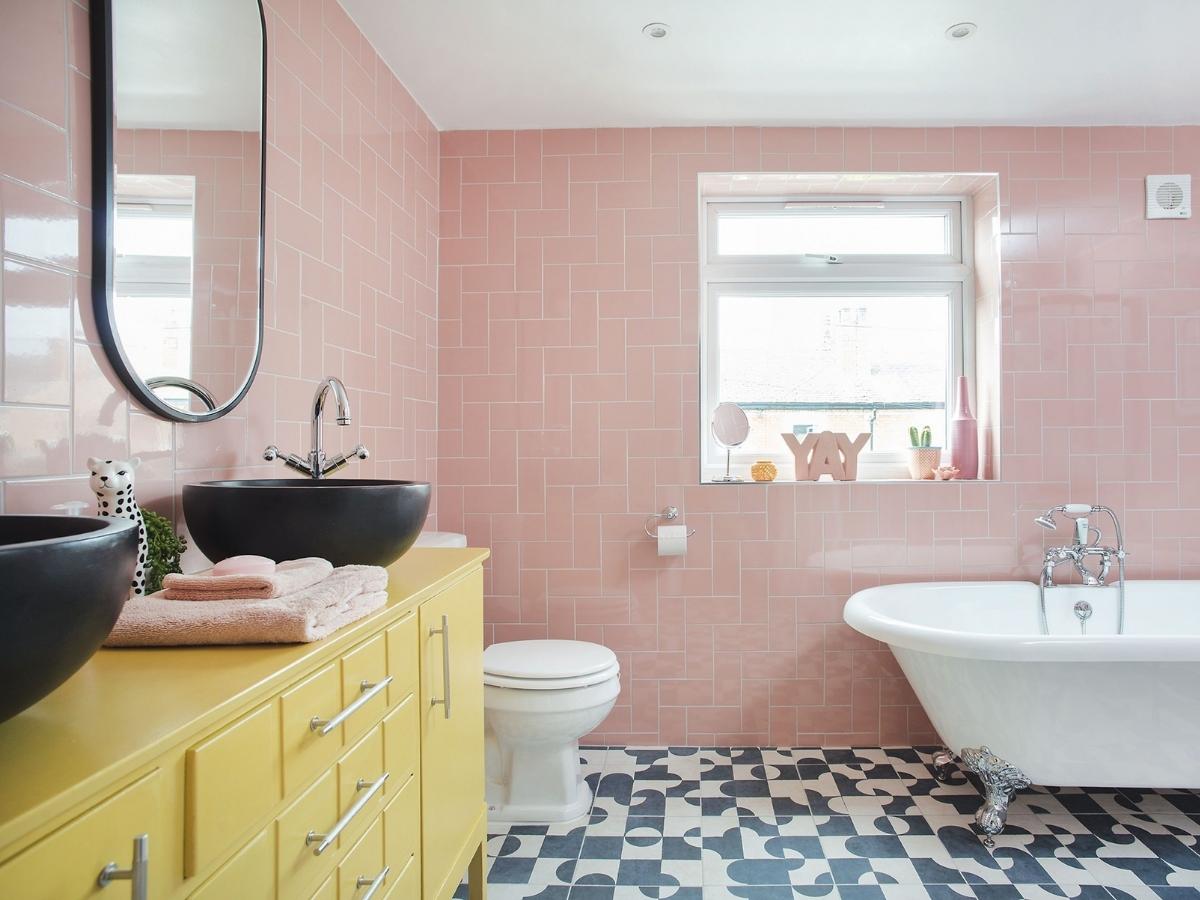 Sử dụng gạch ốp tường màu hồng để trang trí nhà tắm cũng là một ý tưởng decor tuyệt vời