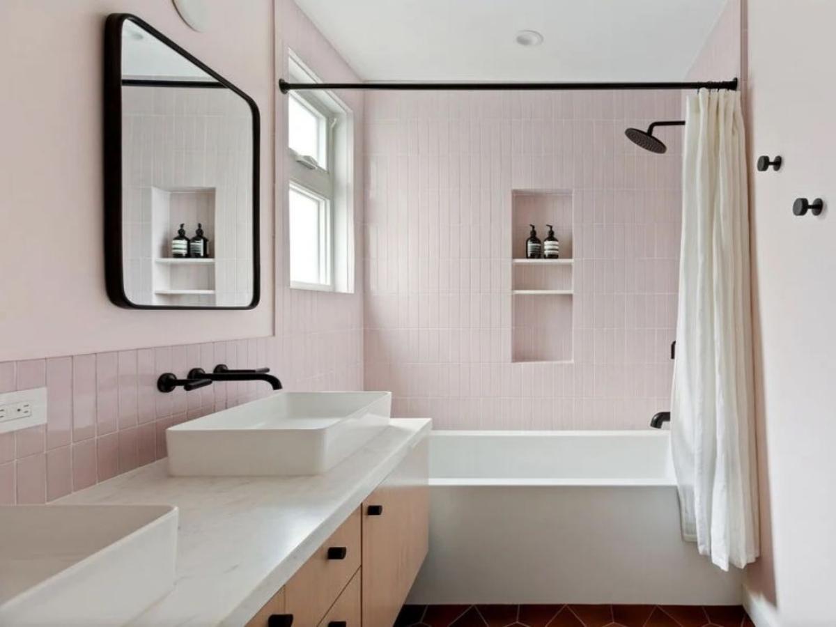 Gam màu hồng nhạt giúp làm nổi bật những món đồ nội thất trong phòng tắm