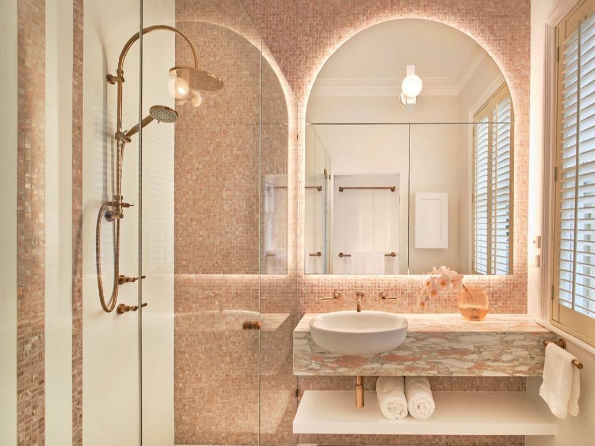 Thiết kế phòng tắm hiện đại và sang trọng với tông màu vàng hồng