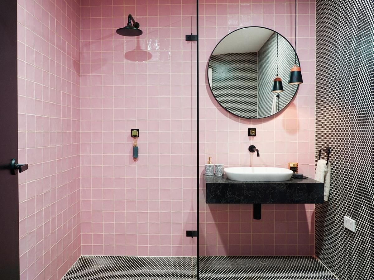 Cần biết cách phối phụ kiện trang trí cho phòng tắm có màu hồng là màu chủ đạo