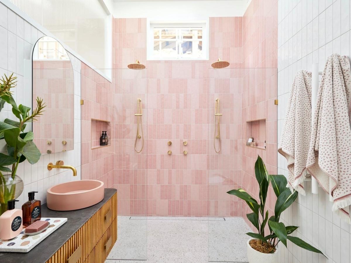 Phòng tắm trở nên hiện đại, tươi mới và lãng mạn hơn với sắc hồng ngọt ngào