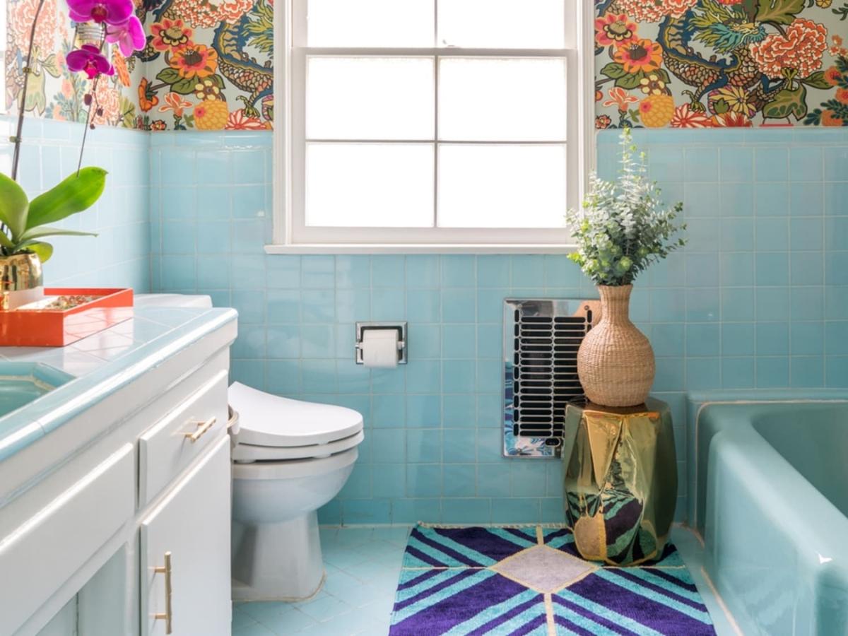 Phòng tắm màu xanh nước biển phù hợp với những người có tính cách trầm tĩnh và ôn hòa