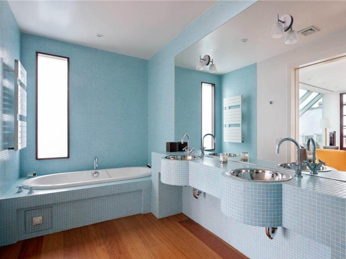 Thiết kế nhà tắm bắt mắt với phần gạch lát tường màu xanh dương