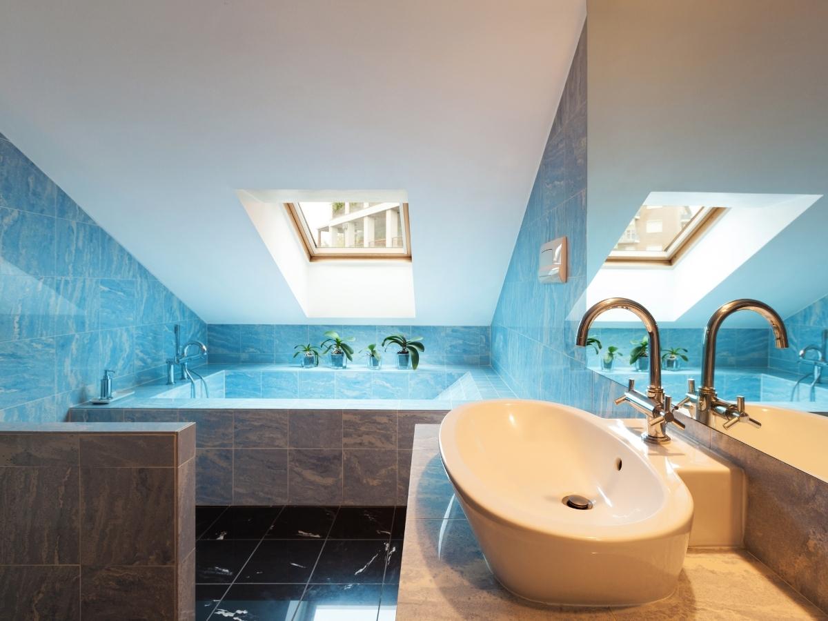 Mẫu phòng tắm với thiết kế tận dụng tối đa không gian nhà cùng gam màu xanh dương nổi bật