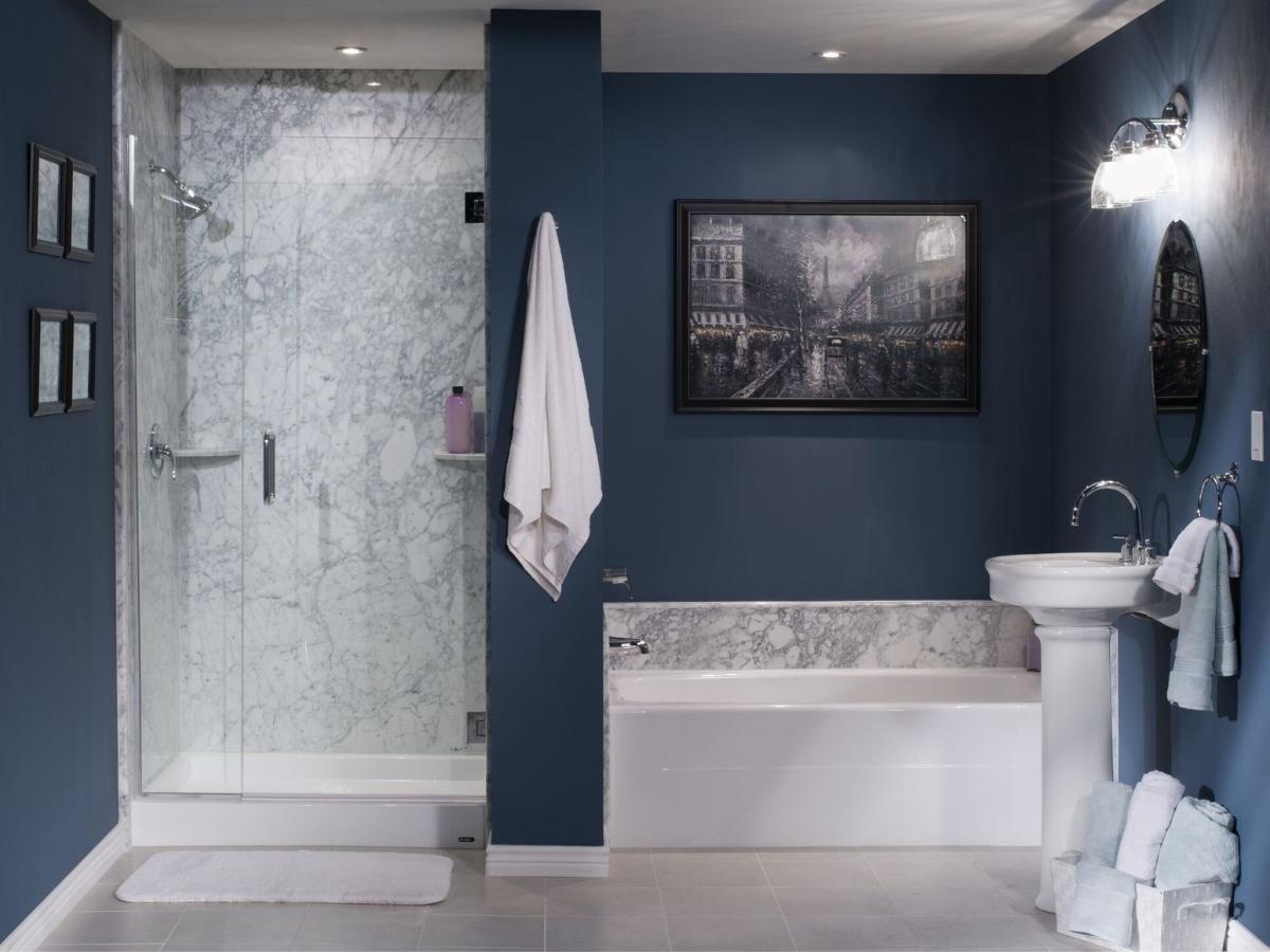 Màu xanh dương trầm tạo ra cho không gian sự ấm cúng và cũng làm nổi bật nên vẻ đẹp sang trọng của phòng tắm