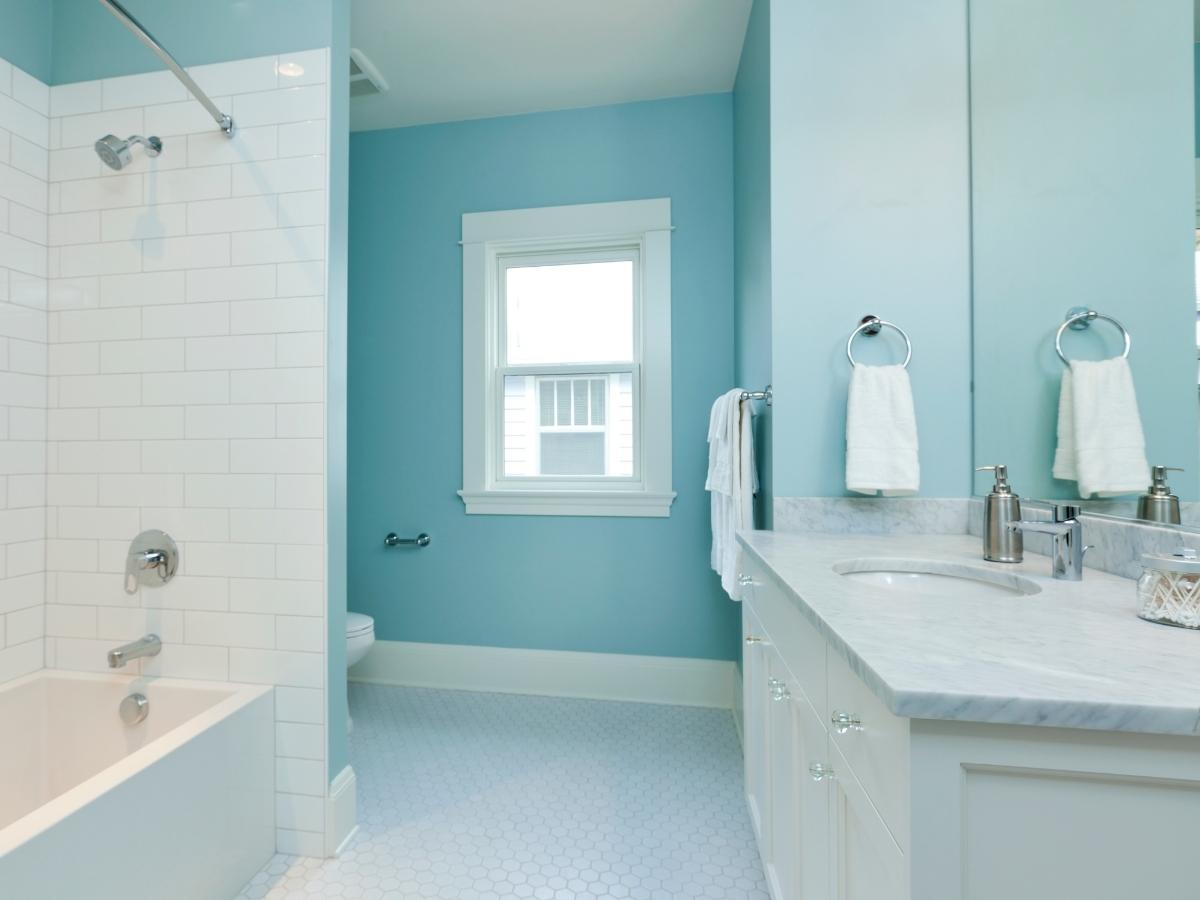 Thiết kế phòng tắm màu xanh nước biển hiện đại và tiện nghi