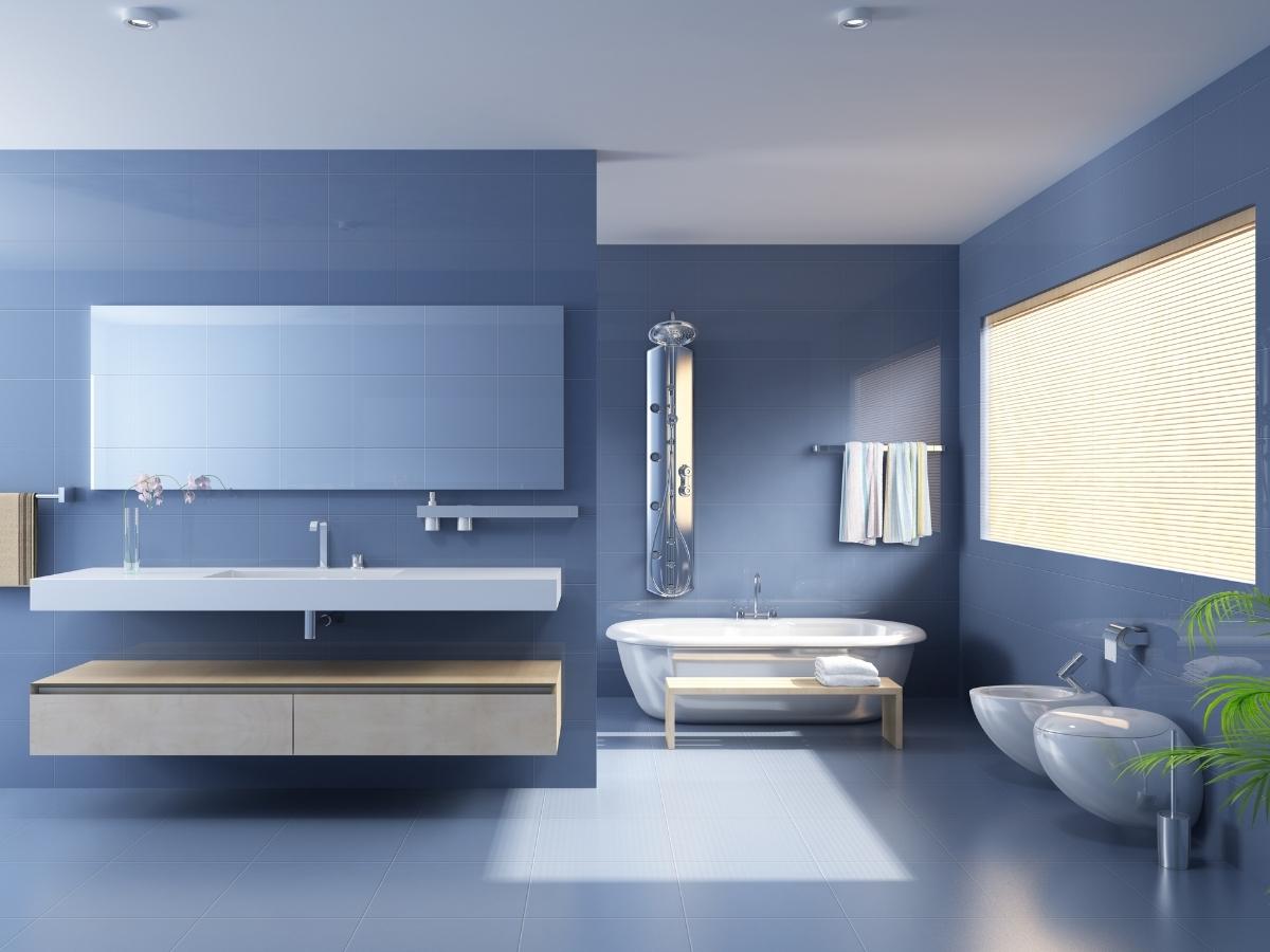 Màu xanh nước biển trầm càng tô điểm cho vẻ đẹp hiện đại của không gian nhà tắm