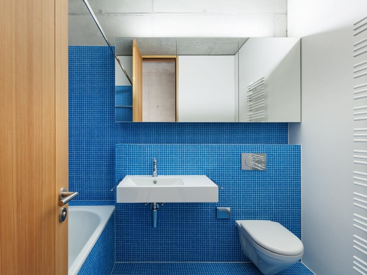Họa tiết trên sàn và tường phòng tắm tạo ra chiều sâu cho không gian, nâng cao tính thẩm mỹ