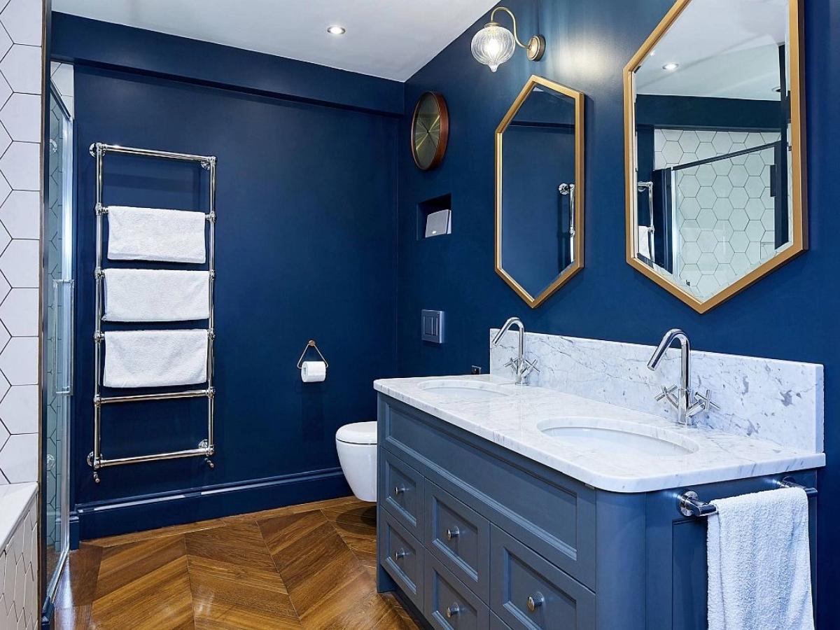 Mẫu phòng tắm màu xanh nước biển mang hơi hướng cổ điển