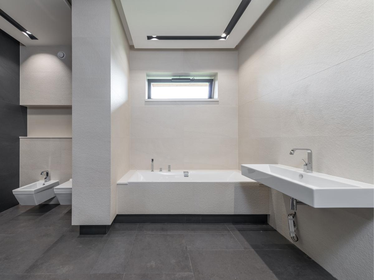 Thiết kế phòng tắm có bồn theo trường phái hiện đại, tối giản