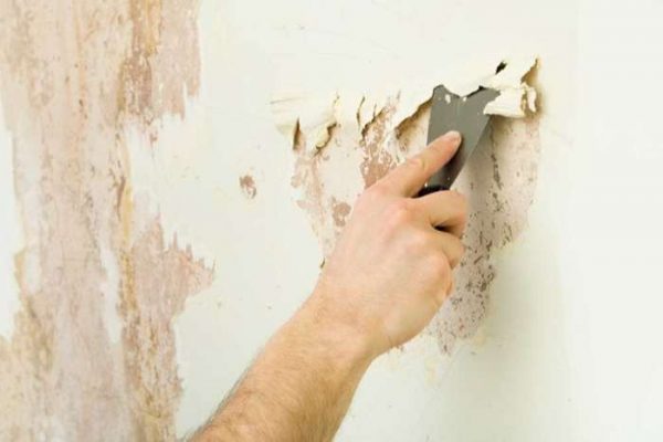 Trát lại và xử lý toàn bộ các mảng tường bị ẩm, bong tróc nặng