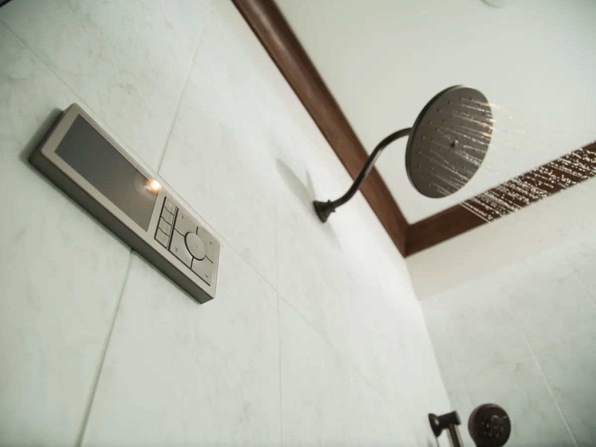 Một không gian phòng tắm tiên tiến với công nghệ cảm biến thông minh, cho phép người dùng điều chỉnh nhiệt độ và áp lực nước một cách dễ dàng và linh hoạt.