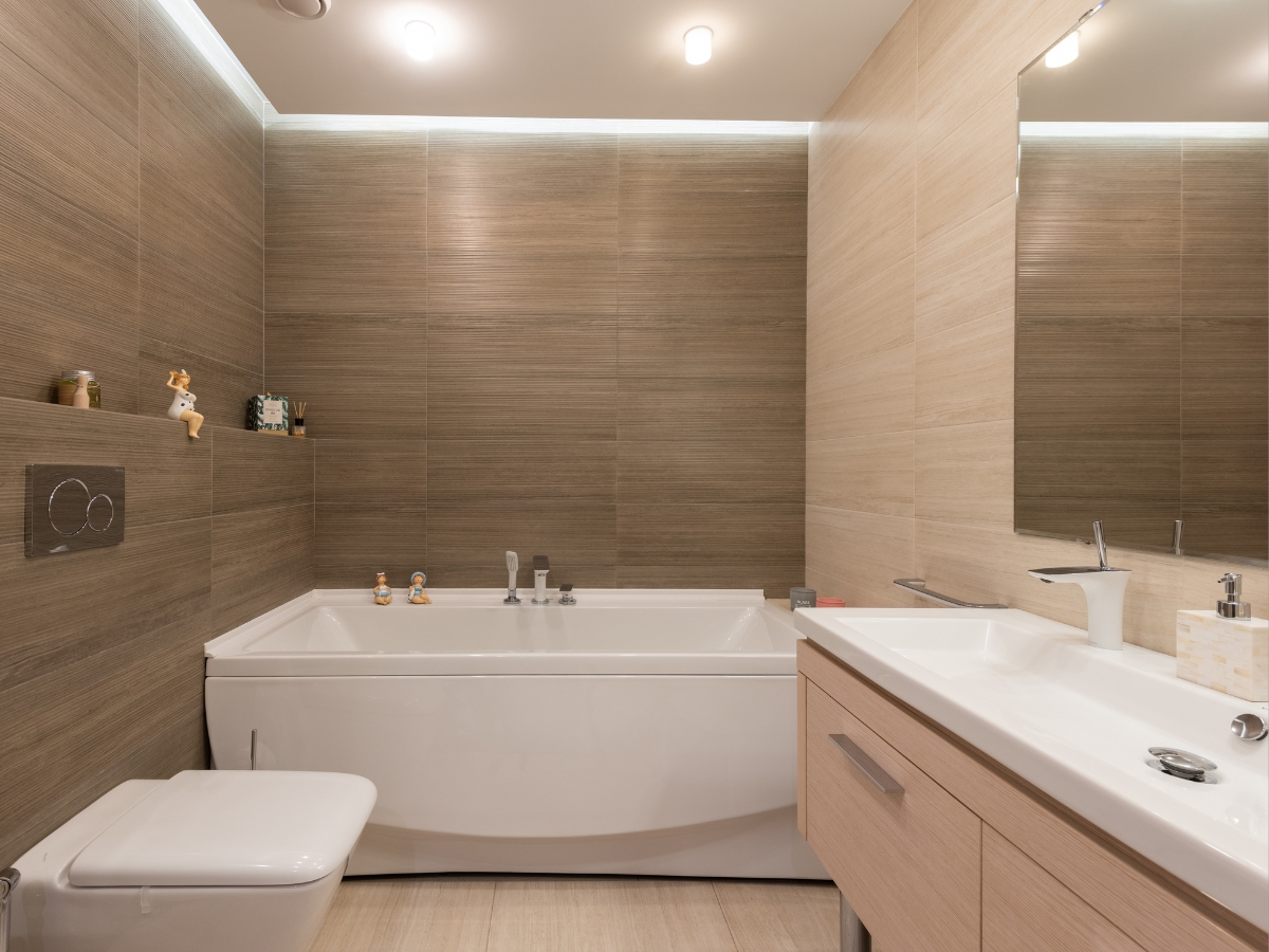 Các bóng đèn LED được đặt vị trí khéo léo, mang đến không gian phòng tắm sự ấm áp và sự sâu sắc tuyệt vời.