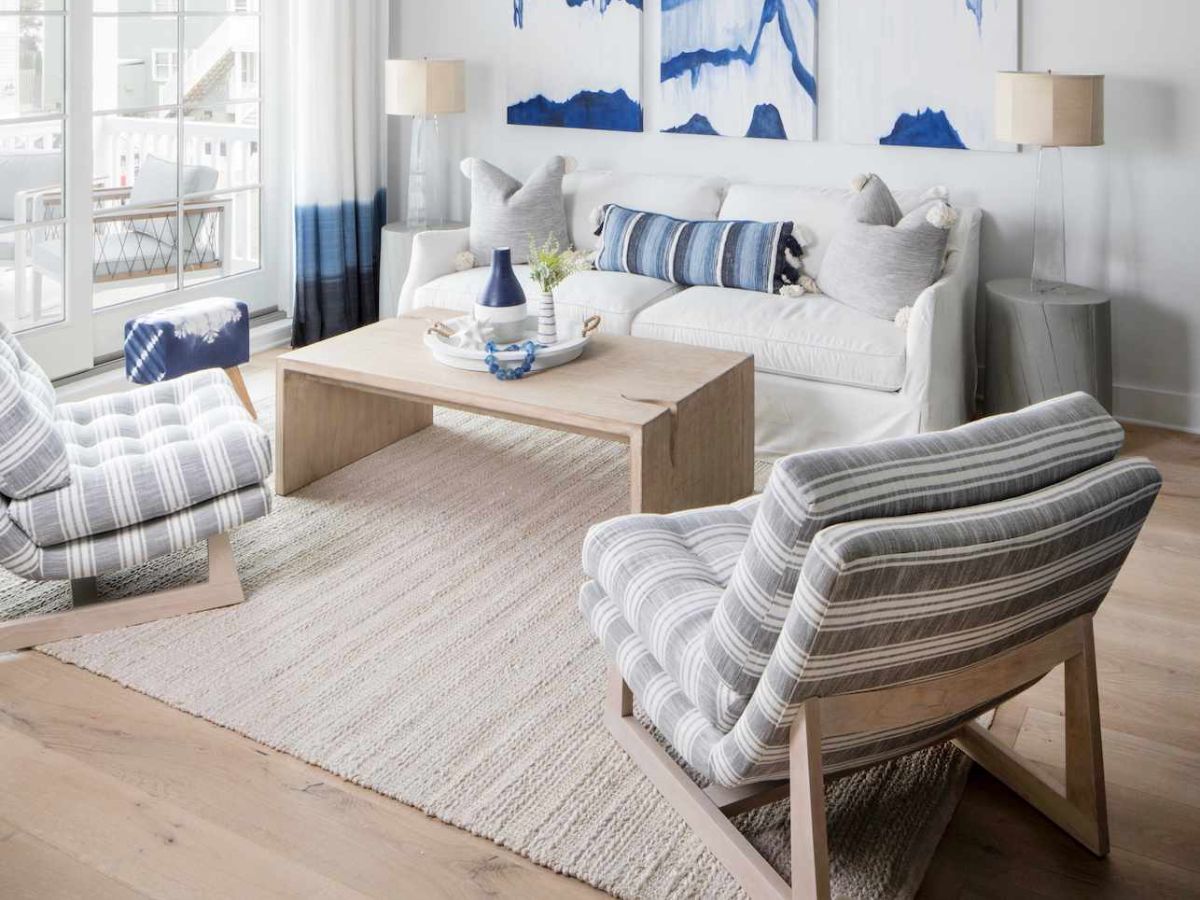 Nổi bật với màu xanh dương và trắng, mẫu trang trí phòng khách nhỏ phong cách biển tạo ra cảm giác tươi mới và mát mẻ