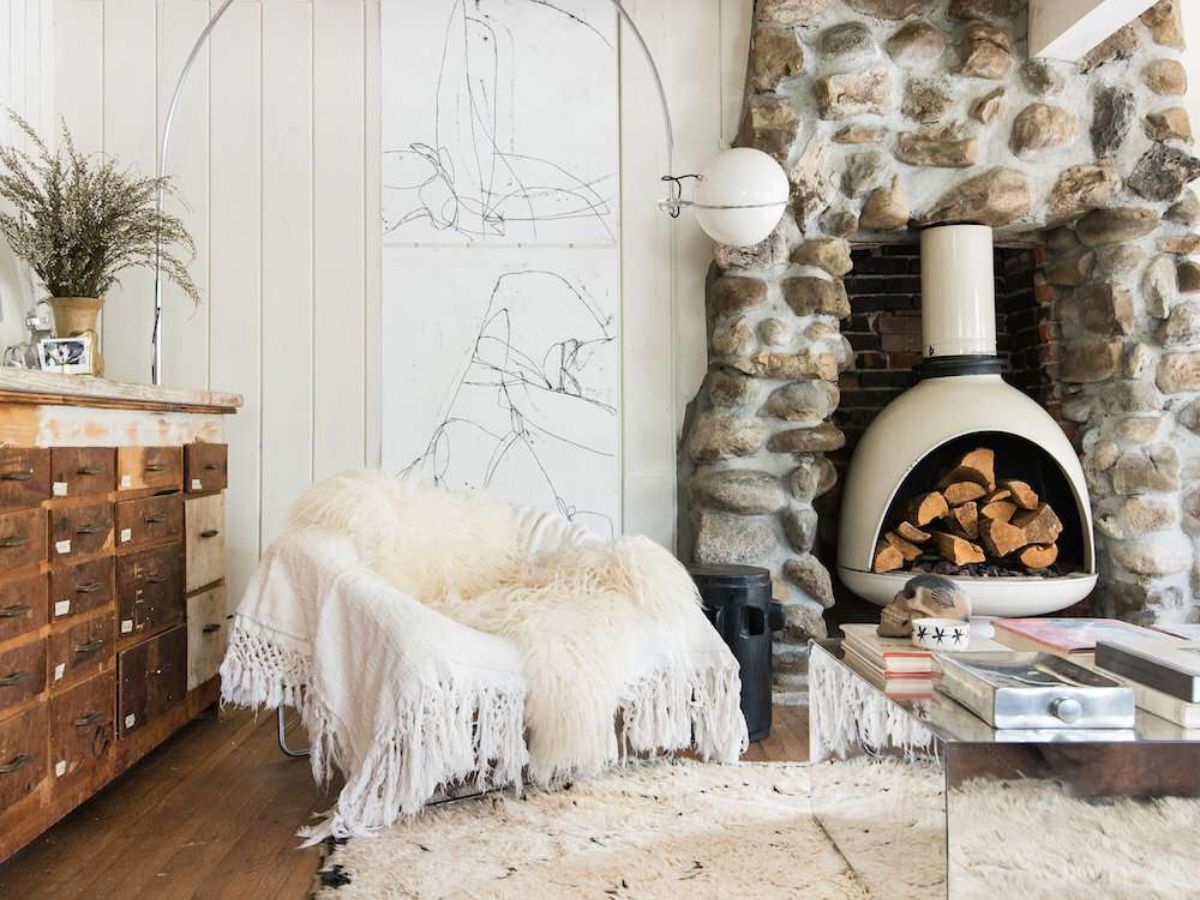 Mẫu thiết kế phòng khách nhỏ theo phong cách Rustic với vật liệu tự nhiên như gỗ, đá và da, kết hợp cùng những chi tiết thủ công, tạo nên sự ấm cúng và gần gũi