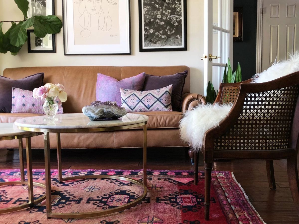 Trang trí phòng khách nhỏ đẹp đơn giản theo phong cách Boho Chic khi kết hợp các màu sắc tươi sáng và họa tiết đa dạng